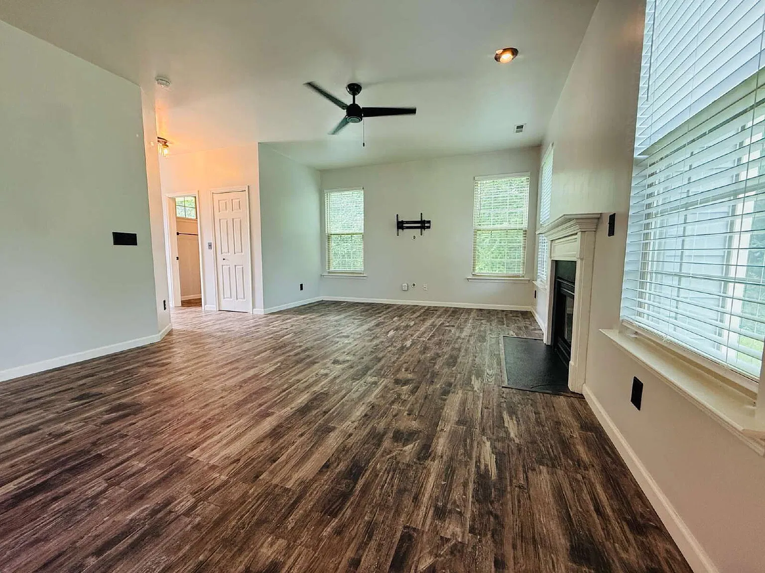 4 bed, 2.5 bath, 1812 sqft, $1,900 — Photo 4