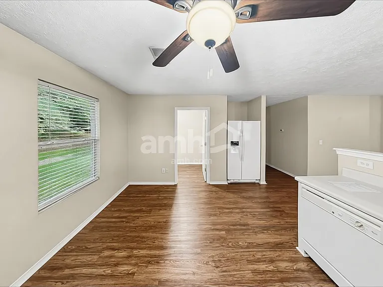 2649 Sutherland Dr — Photo 4
