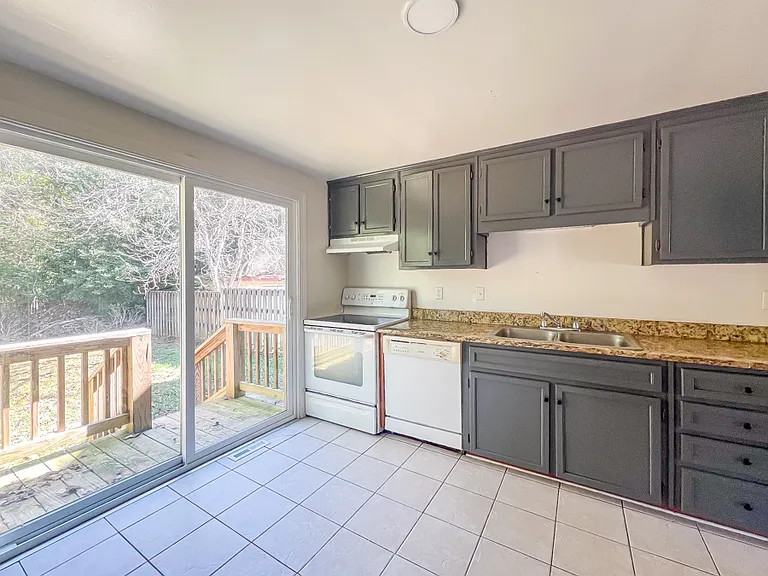 7 Fox Hill Dr #7 — Photo 12