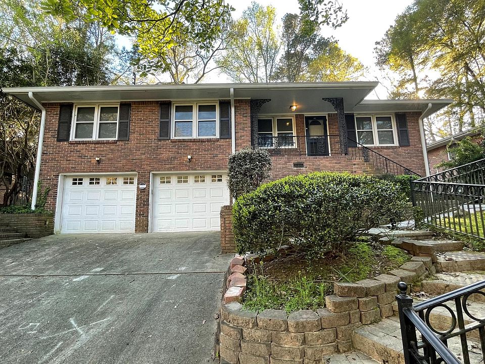 Front of Duplex, private, 1 car garage for each unit (1118 unit and garage is on the right)
