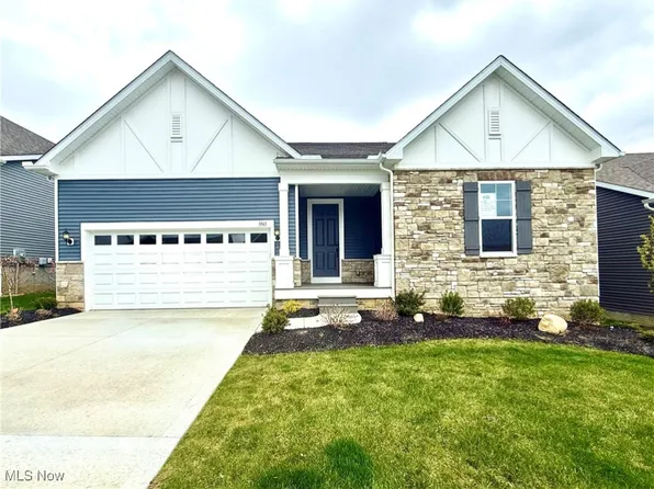 3943 Crest View Dr, Uniontown, OH 44685