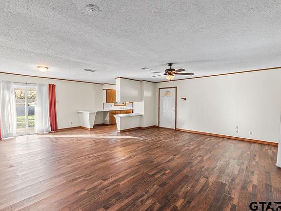 3rd image of 209 Beach St