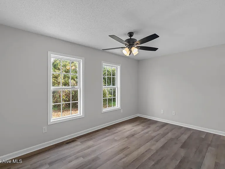 212 Lawson St — Photo 17