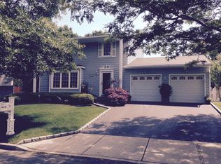 81 Burleigh Dr, Holbrook, NY 11741