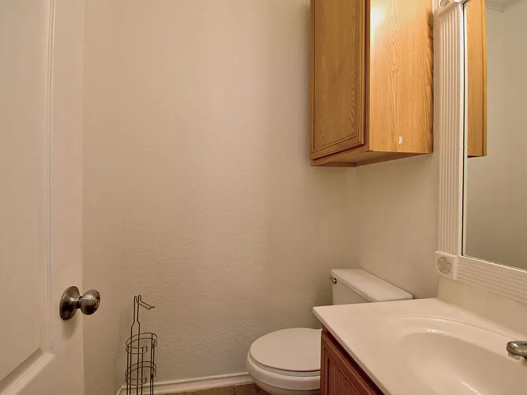 711 Abundance Ln — Photo 11