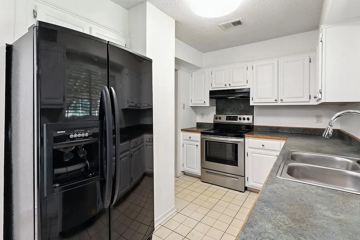 3 bed, 2.0 bath, 1366 sqft, $1,600 — Photo 4