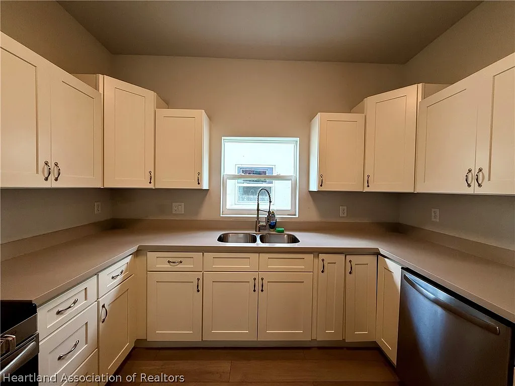 3 bed, 2.0 bath, 1270 sqft, $1,725 — Photo 3