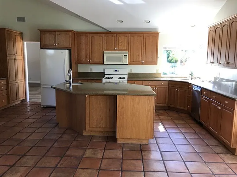 157 N Linden Dr — Photo 10