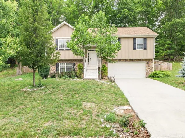 1048 Saint Clair Ln, Christiansburg, VA 24073