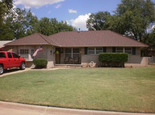 215 Cherokee Ln, El Reno, OK 73036
