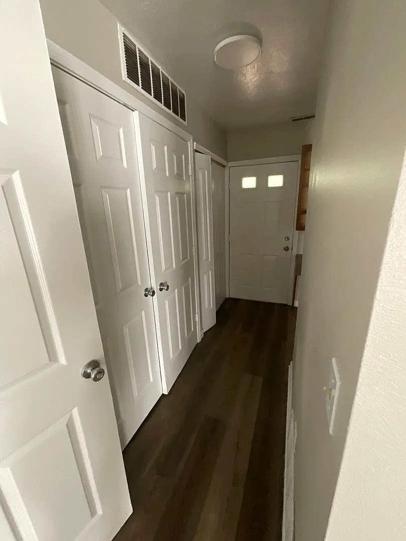 3 Bedroom, 1.5 Bathroom Single House — Photo 4