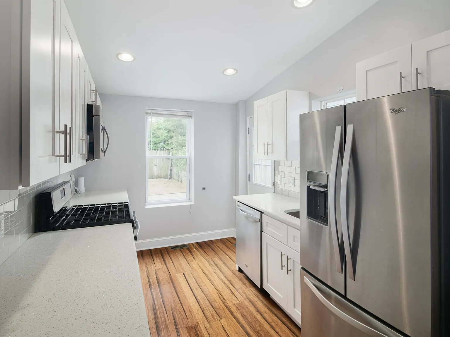 2 bed, 1.5 bath, 812 sqft, $2,199 — Photo 4