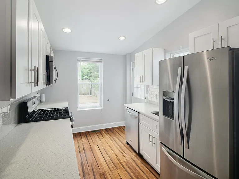 2820 W Stiles St — Photo 4