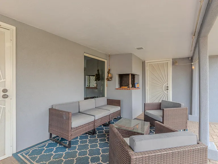 3730 E Kings Ave — Photo 4
