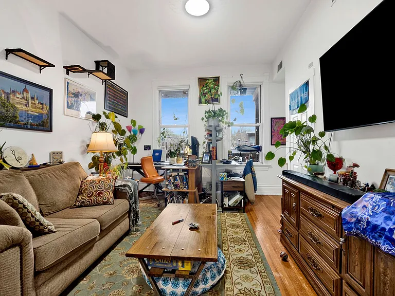 1140 N Winchester Ave — Photo 3