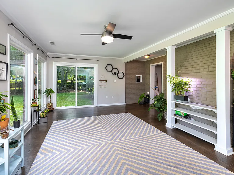 909 Club Ln — Photo 6