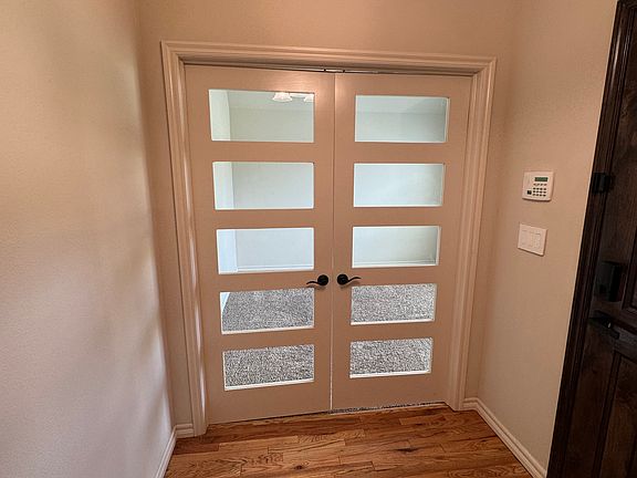 5th image of 912 W Fargo St