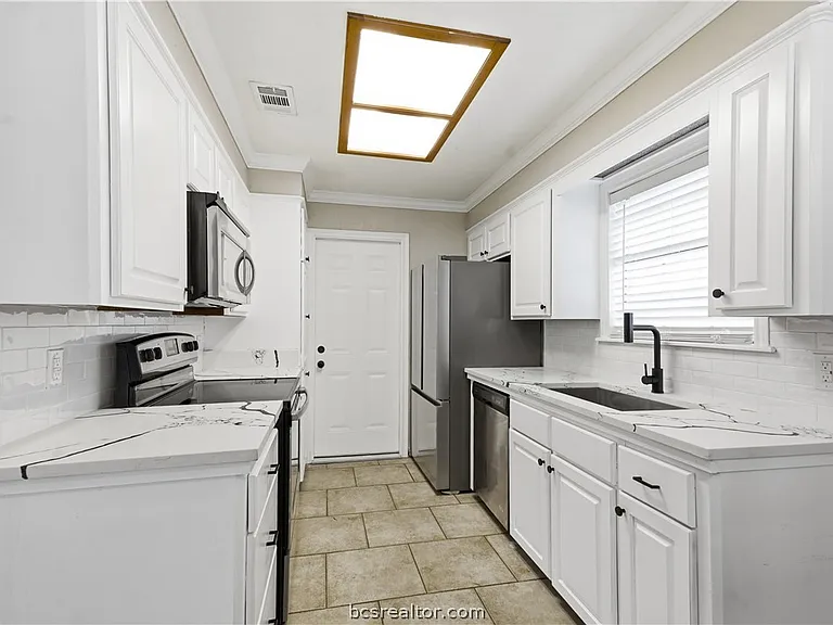 507 Lansing Ct — Photo 7