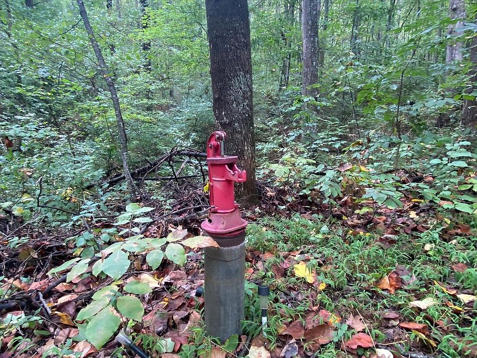 2nd image of 21 Chimney Hollow Rd