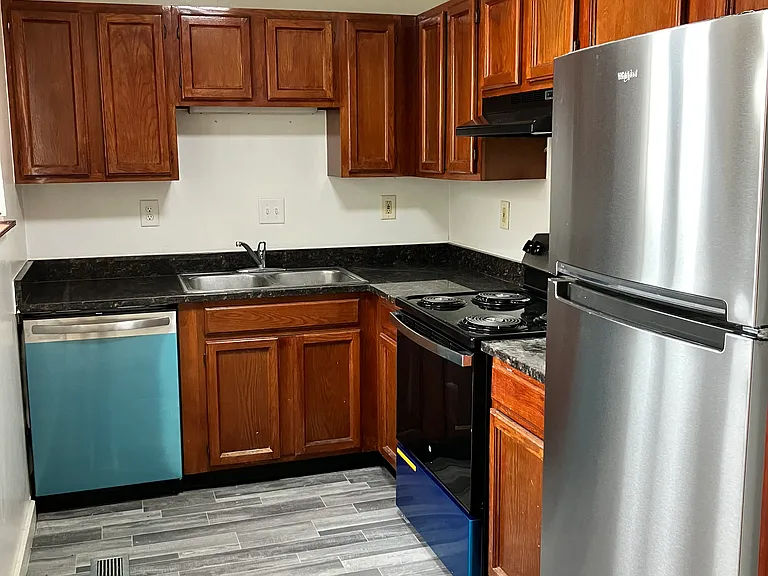 225/454 New Kitchen, Granite Counters, New LVP, stainless