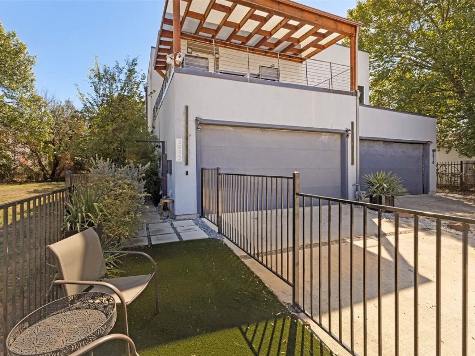 3 bed, 3.5 bath, 2800 sqft, $5,900 — Photo 2