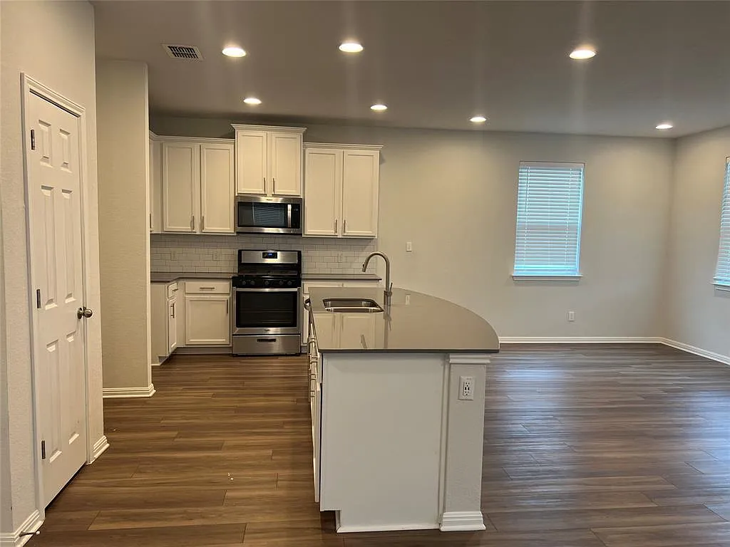 4 bed, 2.5 bath, 2295 sqft, $2,095 — Photo 4