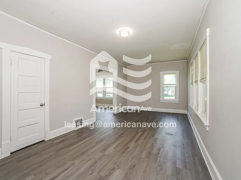 1386132_002_living_room_13874921.jpg