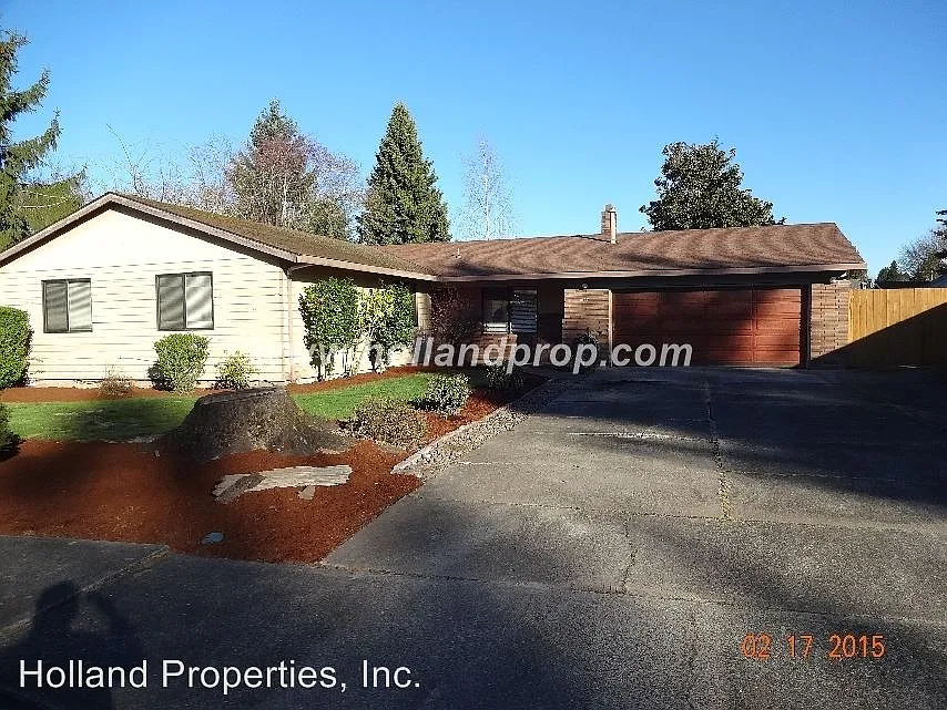 927 NE Baldwin Dr photo 1