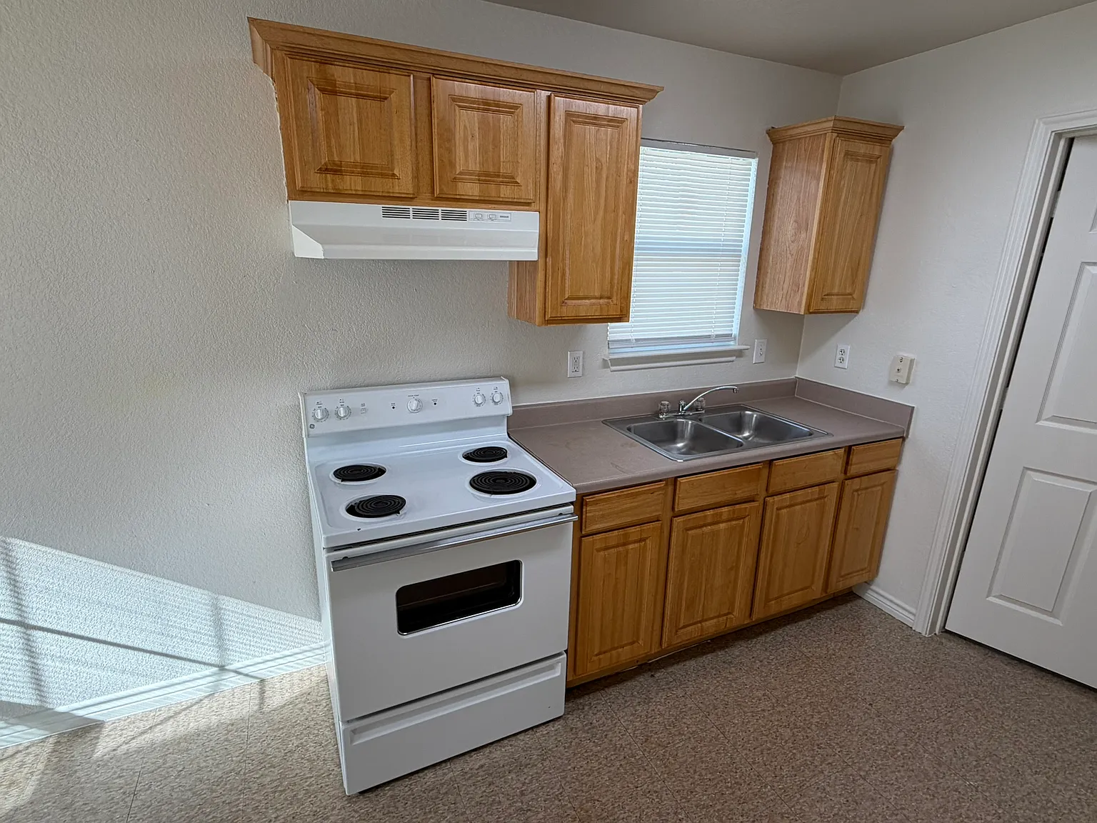3 bed, 1058 sqft, $895 — Photo 4