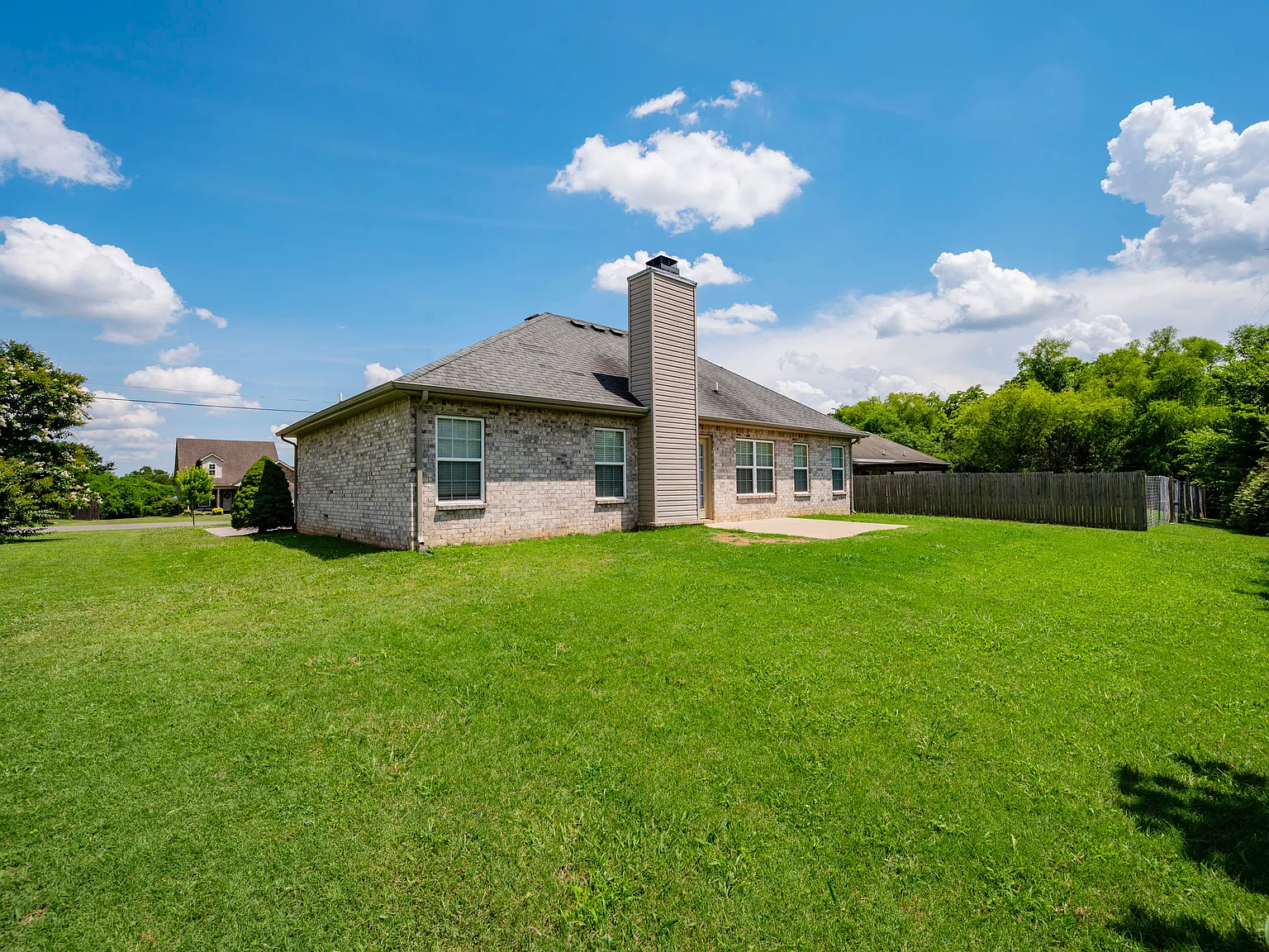 3 bed, 1350 sqft, $2,100 — Photo 4