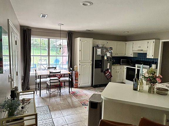 3rd image of 2518 N Sheffield Pl