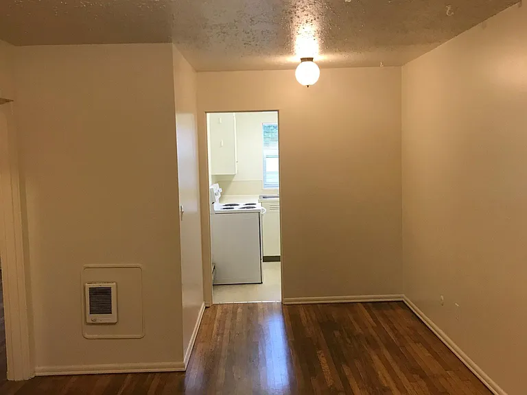 1430 SW Moss St #4 — Photo 6