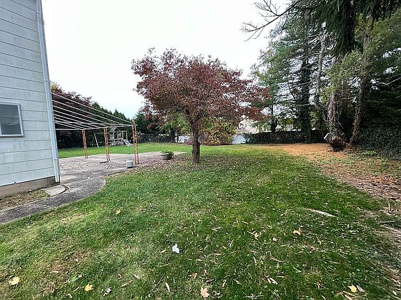 3rd image of 220 Cedrus Ave