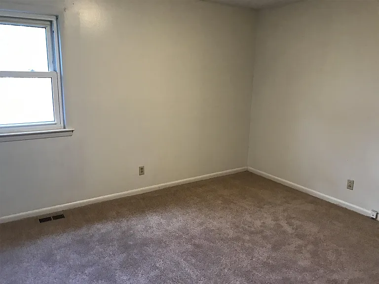 833 Fresno Dr — Photo 2