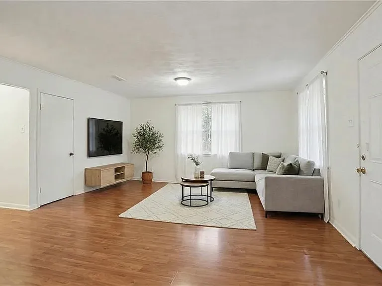 7551 Oak St — Photo 1