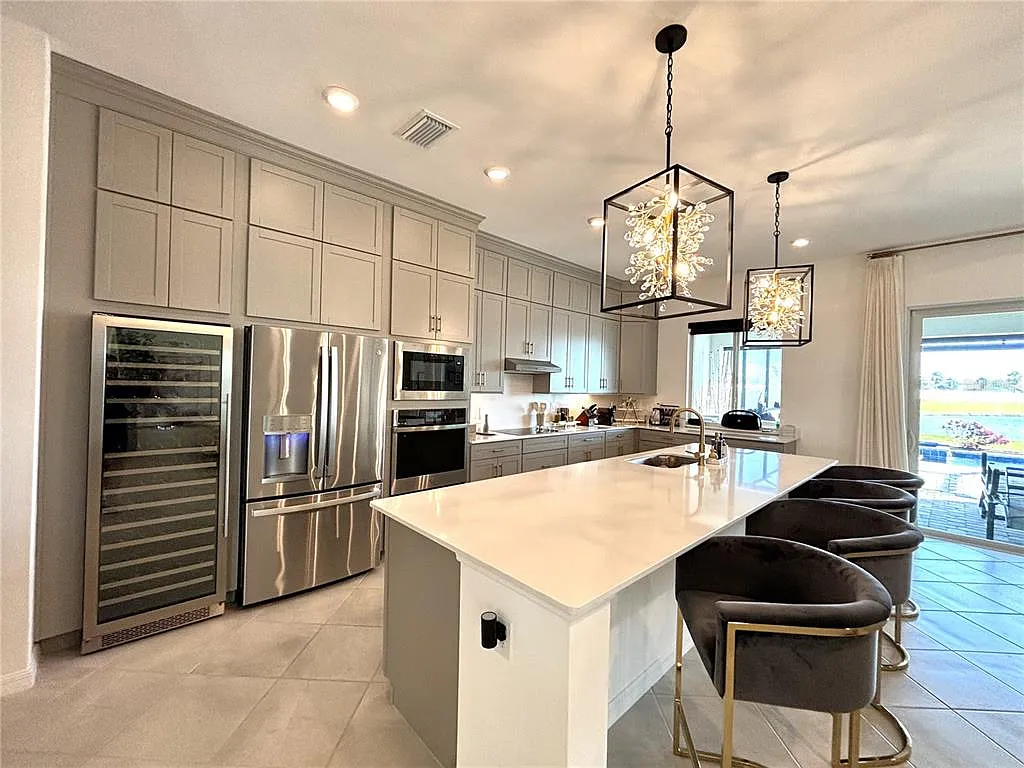 2 bed, 2.0 bath, 2061 sqft, $9,000 — Photo 3