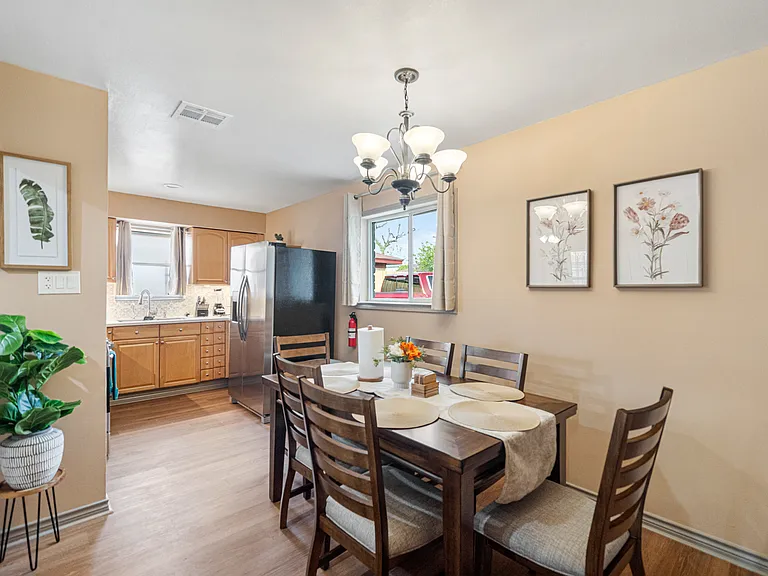 Dining table seats 6 people
