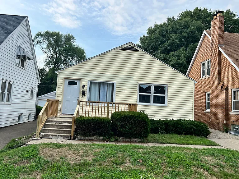 817 W Meadows Pl — Photo 2