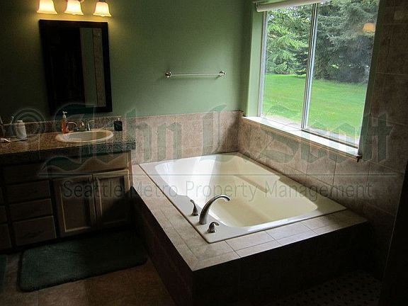 4th image of 123 214th Ave NE