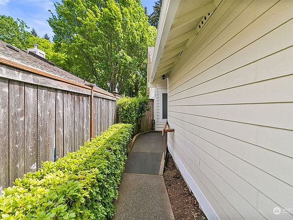 4th image of 6012 Regents Ln SE
