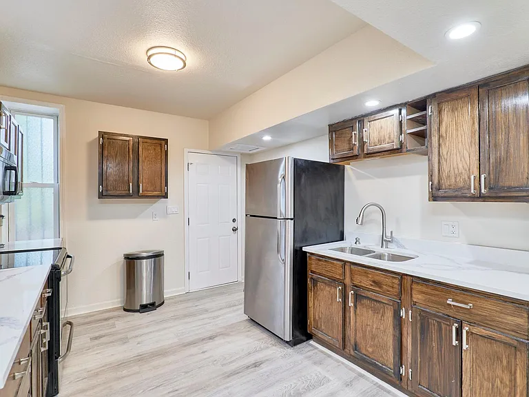 1421 N Park Pl — Photo 18