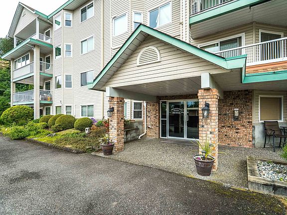 2nd image of 46966 Yale Rd #104
