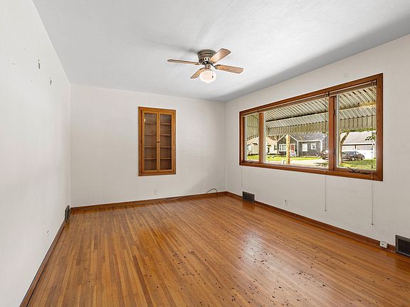2nd image of 227 5th Ave NE