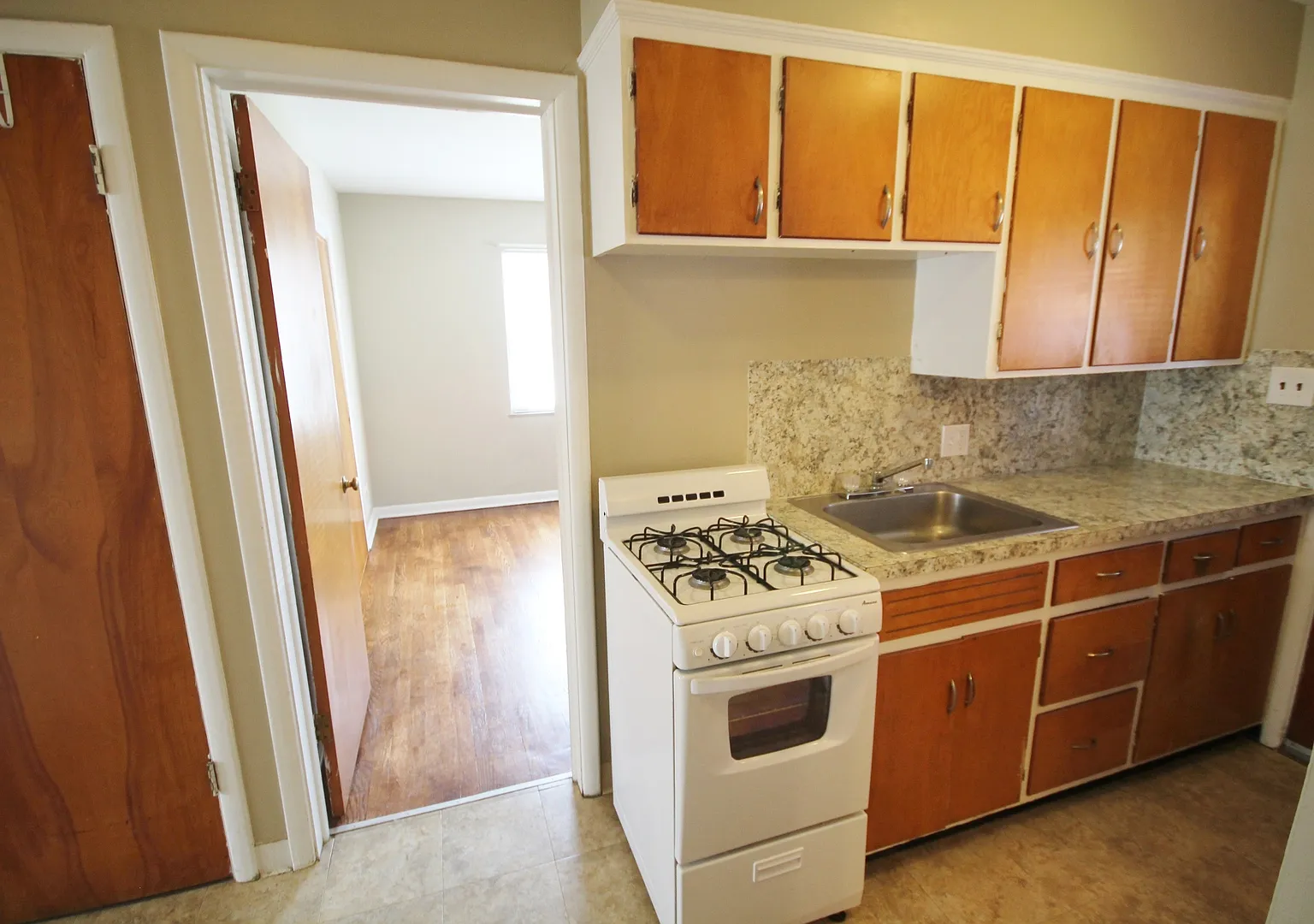 1 Bedroom - Grandview Area — Photo 4