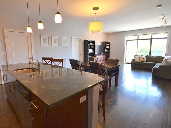 4th image of 3028 W Roscoe St APT 203