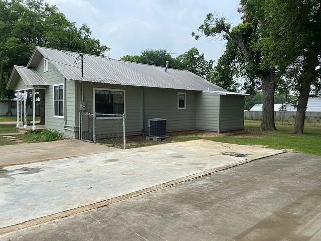 605 Giddings St — Photo 19