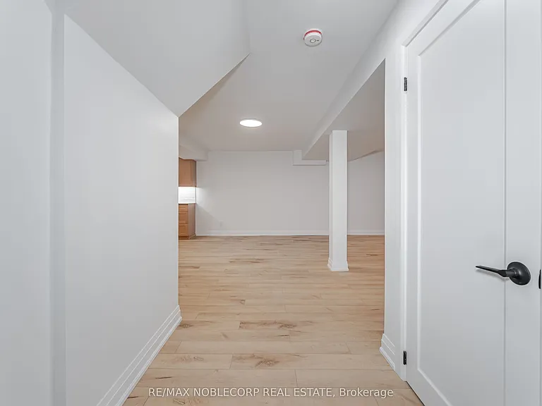 131 Dunstan Cres #LOWER — Photo 3