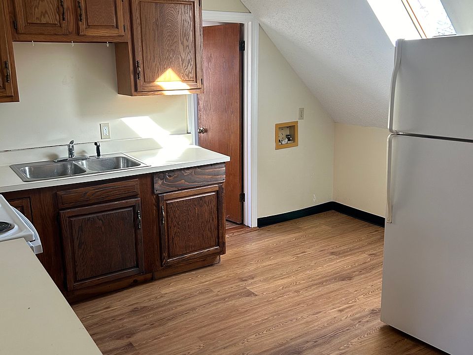 2nd image of 733 Elm St APT 3