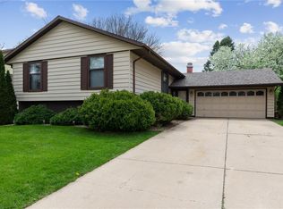 3935 Roxbury Dr NW, Cedar Rapids, IA 52405