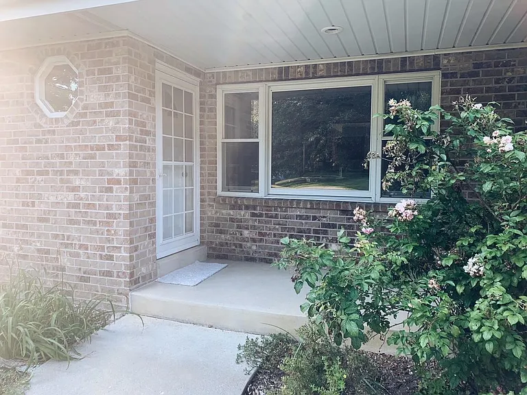 21580 Mary Lynn Dr — Photo 2